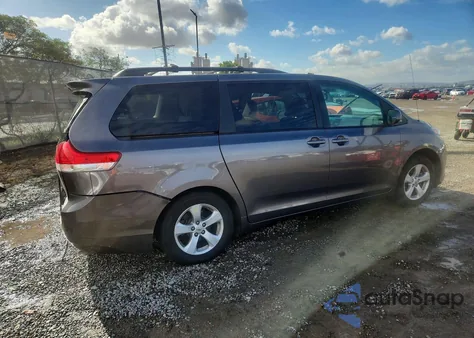 2011 Toyota Sienna Le z USA, uszkodzony, nr VIN 5TDKK3DC8BS065803